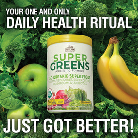 Smoothie préparé avec Country Farms Super Greens, fruits frais en arrière-plan