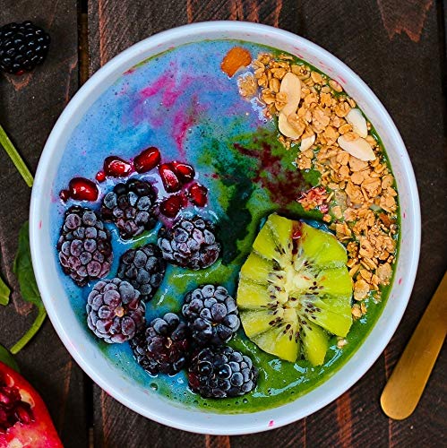 Smoothie vert avec ajout de poudre de spiruline bleue bio