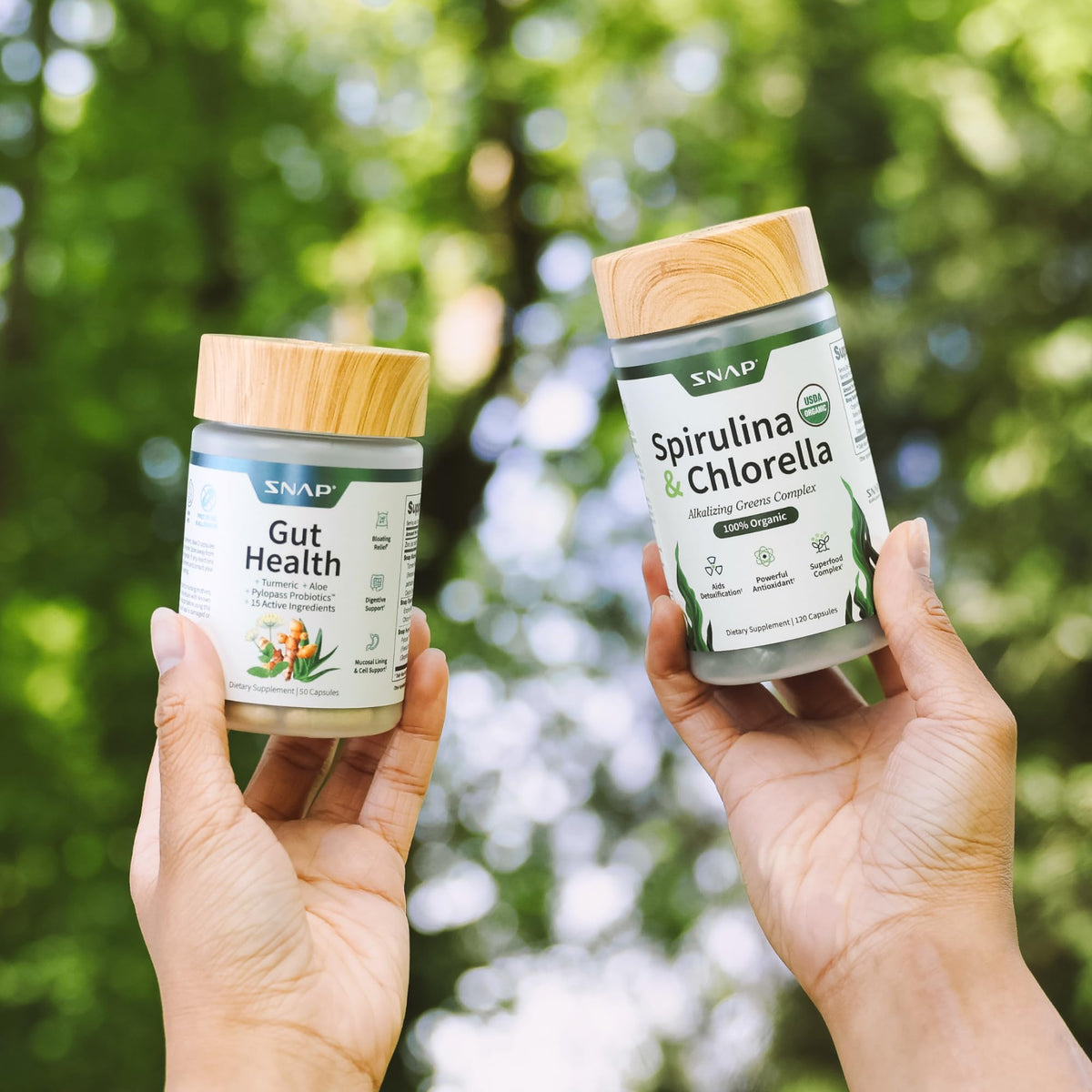 Snap Supplements Spiruline Chlorelle capsules sur une table