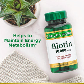 Softgels de biotine Nature's Bounty sur fond blanc