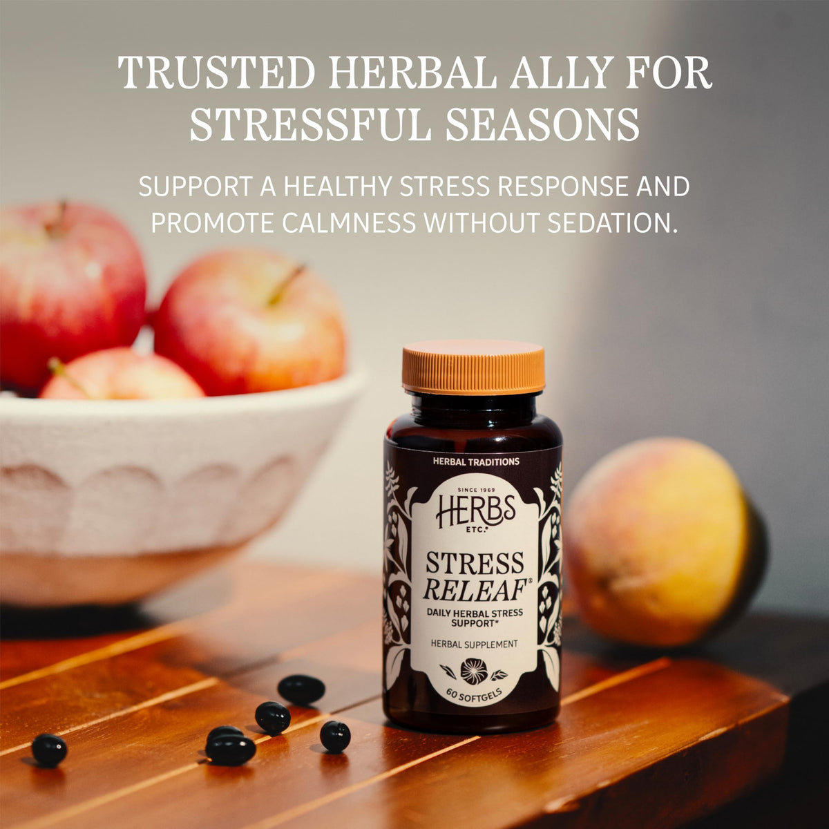 Softgels Stress ReLeaf de Herbs Etc. sur une table