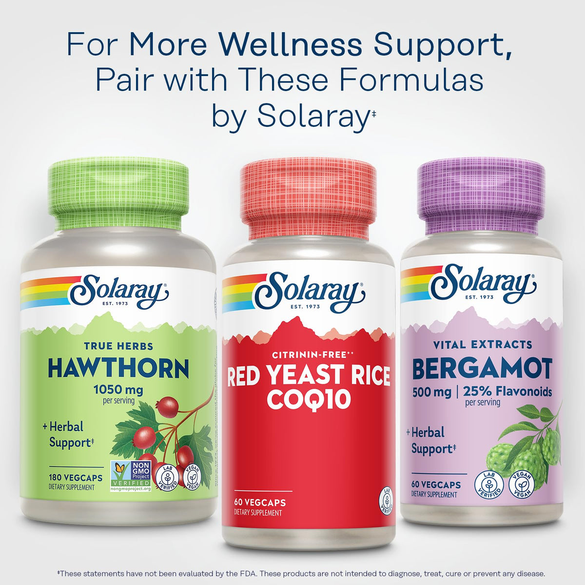 SOLARAY Riz de levure rouge 60 VegCaps sur table avec accessoires de santé