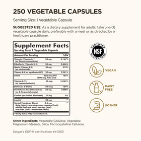 Solgar B-Complex 50 capsules végétales sur une table