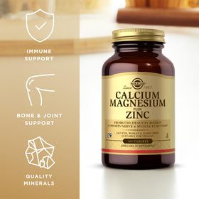 Solgar Calcium Magnesium Plus Zinc, comprimés sur fond blanc