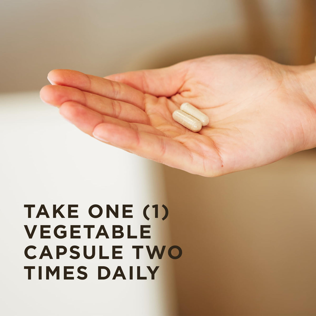 Solgar Ester-C Plus 500 mg capsules végétales sur une surface blanche