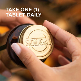 Solgar Formula VM-75 comprimés sur une table