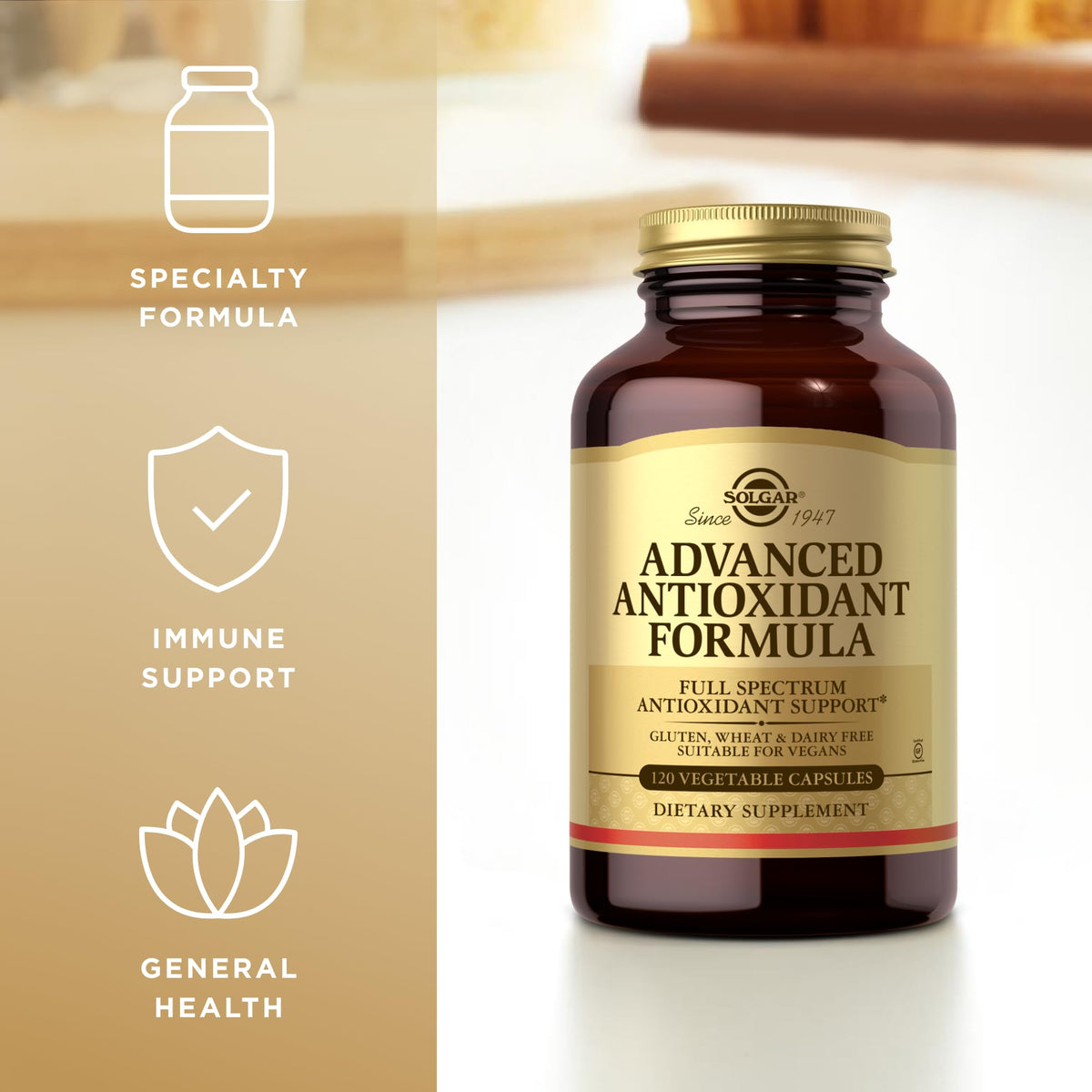 Solgar Formule Antioxydante Avancée 120 VegCaps avec une main tenant une capsule