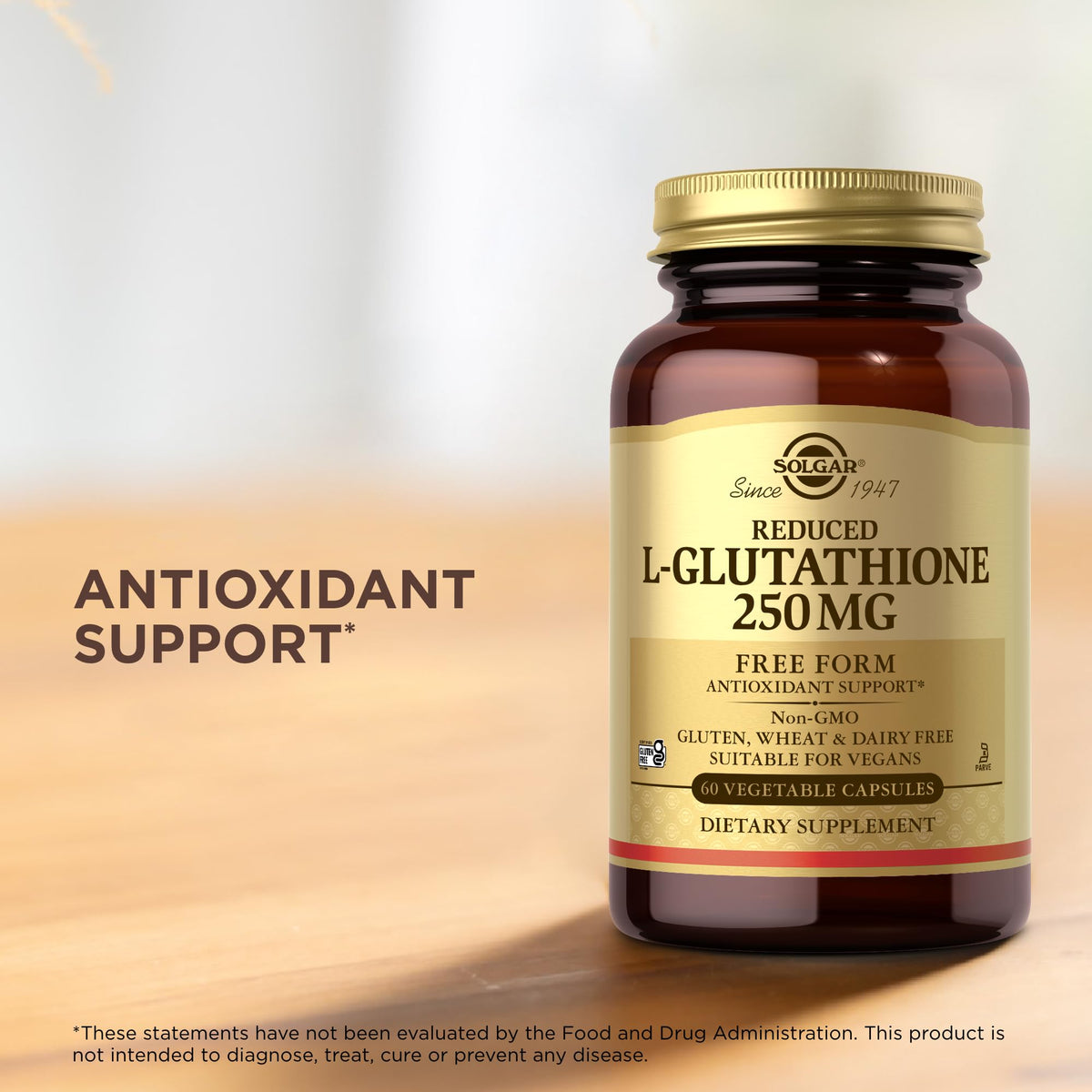 Solgar L-Glutathione réduit 250 mg gélules végétales près d'un verre d'eau