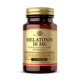Solgar Melatonin 10 mg comprimés à côté d'un verre d'eau
