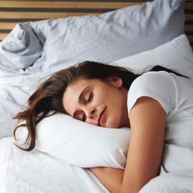 Solgar Triple Action Sleep comprimés tri-couches sur table