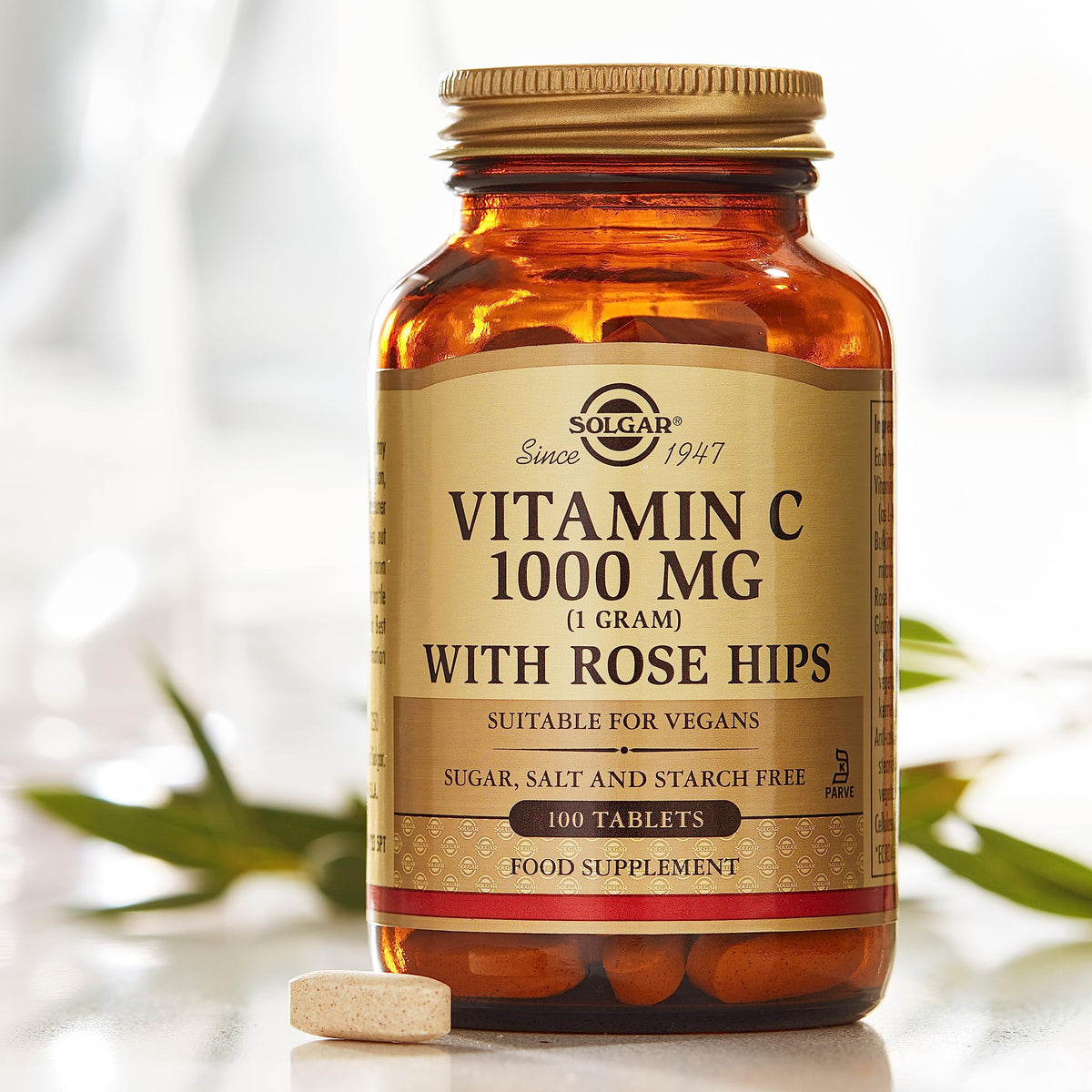 Solgar Vitamine C 1000 mg avec Églantier, comprimés dans un verre d'eau