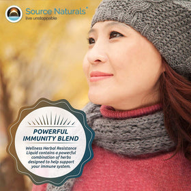 Source Naturals Spray Herbal de Gorge 30ml dans une main