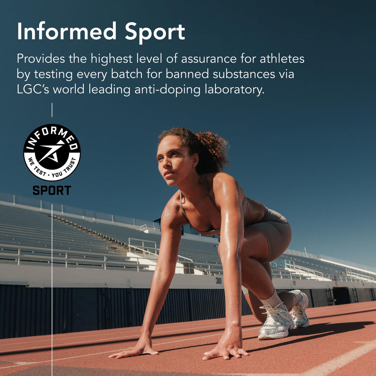 Sports Research Créatine Monohydrate Capsules avec un verre d'eau
