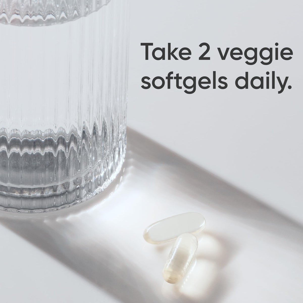 Sports Research Huile d'Algue Végétale Omega-3 1400mg gélules dans un verre