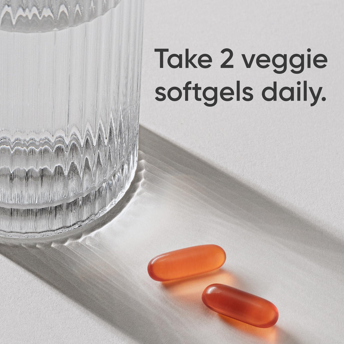 Sports Research Omega 3-6-7-9 Végétal 1635mg gélules végétales sur fond blanc