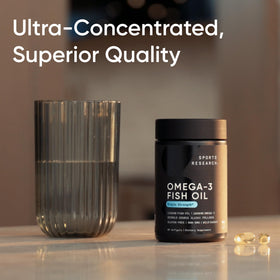 Sports Research Omega-3 sur un bureau avec d'autres compléments alimentaires