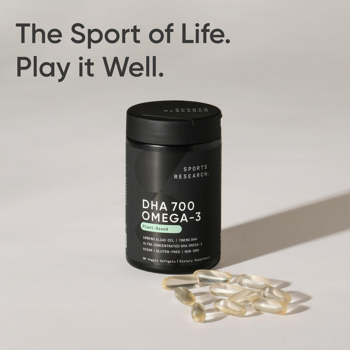 Sports Research Vegan DHA 700mg avec une main tenant la bouteille