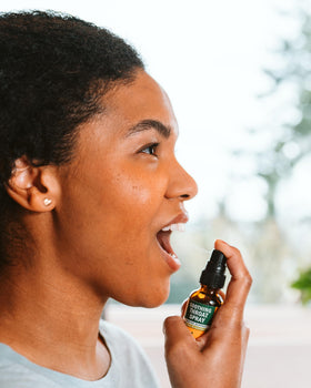 Spray Apaisant pour la Gorge Herb Pharm 30 ml, vue de côté
