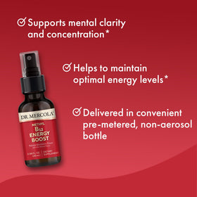 Spray Methyl B12 Dr. Mercola en main dans un environnement extérieur