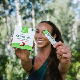 Stick de chlorophylle Nature's Sunshine avec un verre d'eau
