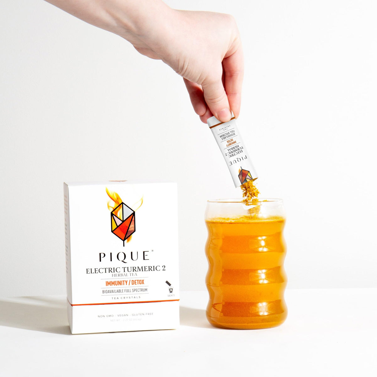 Stick de PIQUE Electric Turmeric 2 sur fond blanc