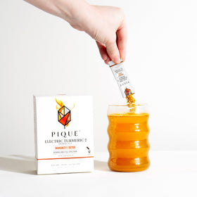 Stick de PIQUE Electric Turmeric 2 sur fond blanc