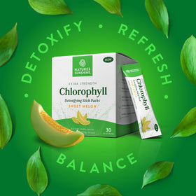 Stick Packs de Chlorophylle Nature's Sunshine à côté d'un verre d'eau