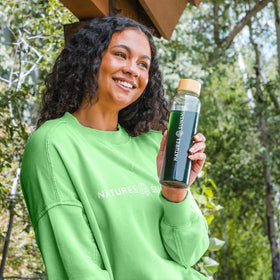 Stick Packs de Chlorophylle Nature's Sunshine sur une table