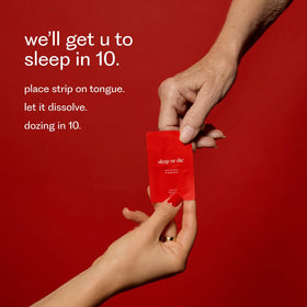 Strips de Sommeil Sleep or Die à côté d'un verre d'eau
