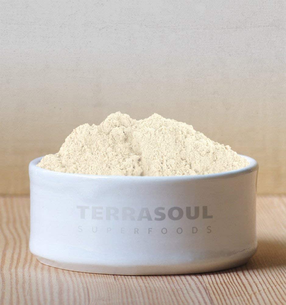 Sucre de datte bio Terrasoul dans un bol avec des dattes