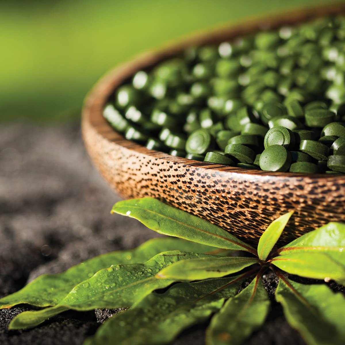 Sun Chlorella Tablettes 200mg et un verre d'eau
