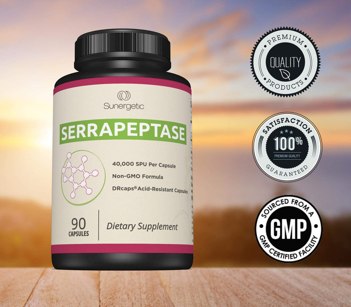 Sunergetic complément alimentaire Serrapeptase 40 000 SPU capsules dans une main