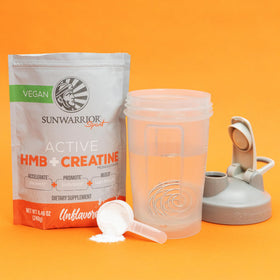 Sunwarrior créatine HMB monohydrate poudre non aromatisée 240g sur une table