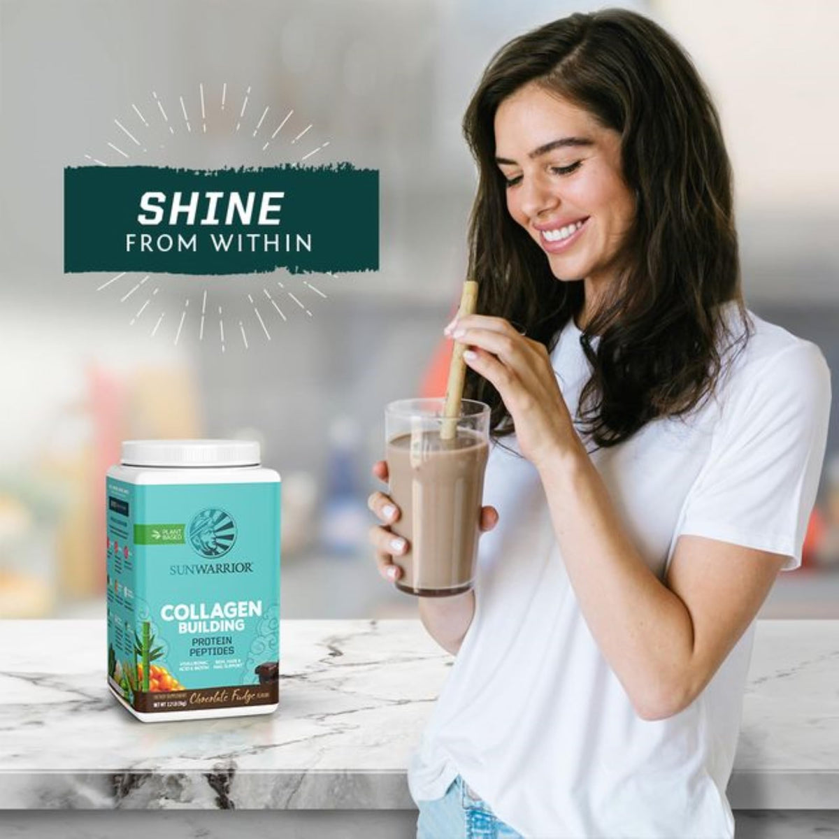 Sunwarrior Poudre de Collagène Végétal Chocolat 1179g avec un verre d'eau