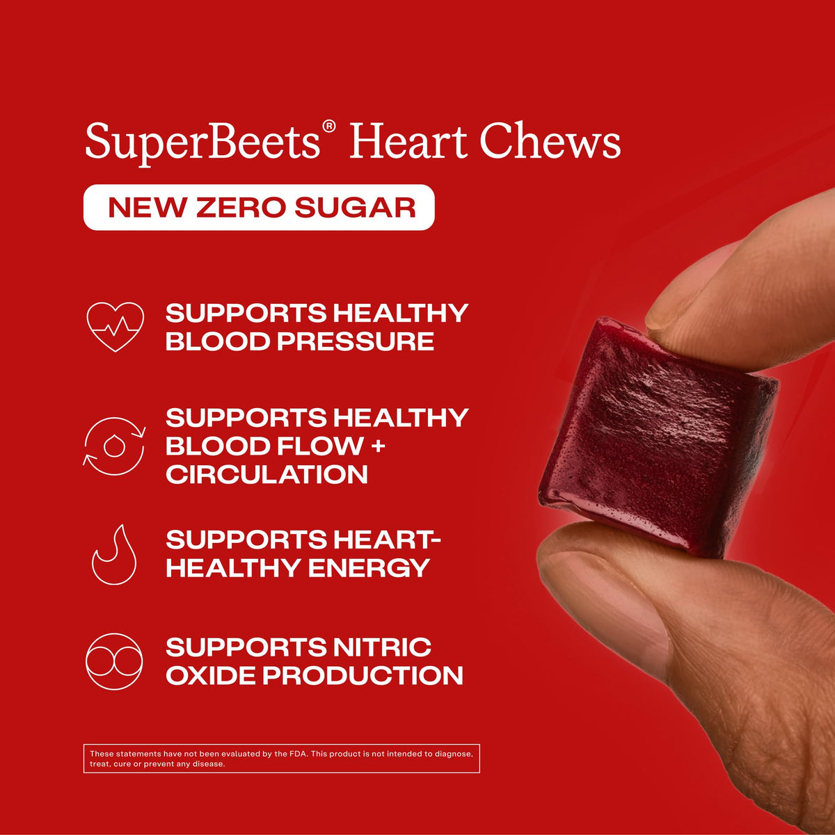 SuperBeets Heart Chews dans une main, mettant en avant la taille pratique