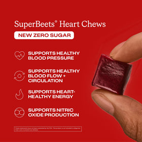 SuperBeets Heart Chews dans une main, mettant en avant la taille pratique