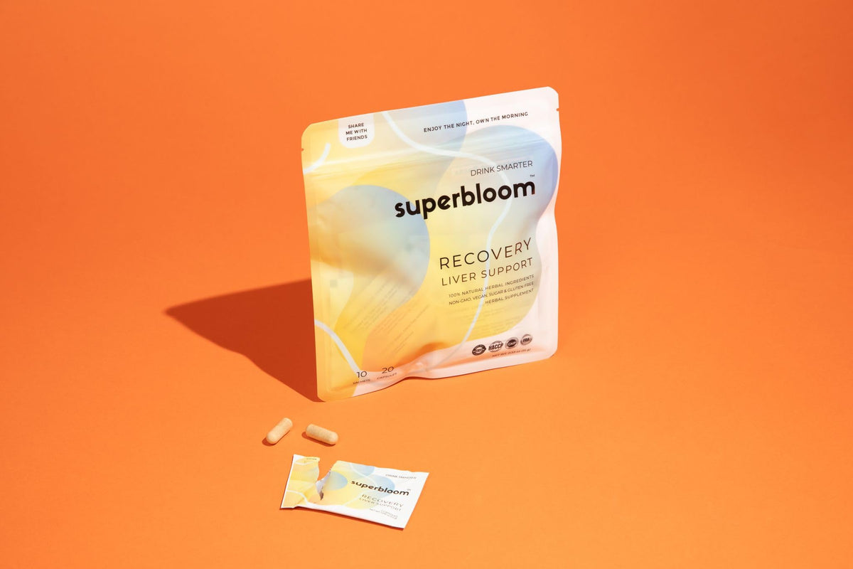 superbloom Complément Alimentaire sur une table avec un verre d'eau