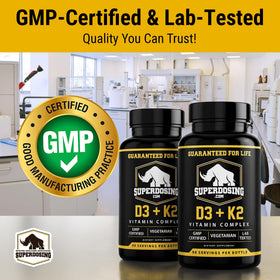SuperDosing.com D3K2 10000 IU 1500 mcg avec des ingrédients sur la table