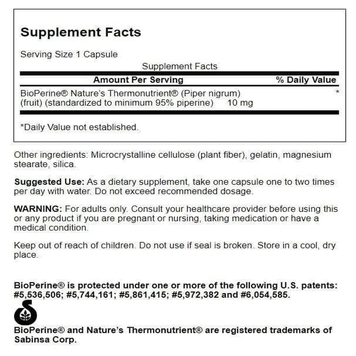 Swanson Bioperine 10 mg capsules à côté d'un verre d'eau