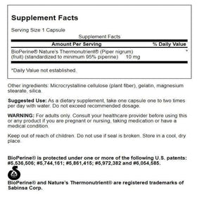 Swanson Bioperine 10 mg capsules à côté d'un verre d'eau