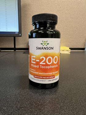 Swanson Vitamine E 250 gélules molles avec étiquette détaillée