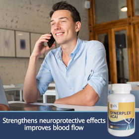 Synerplex Acai capsules sur un fond blanc