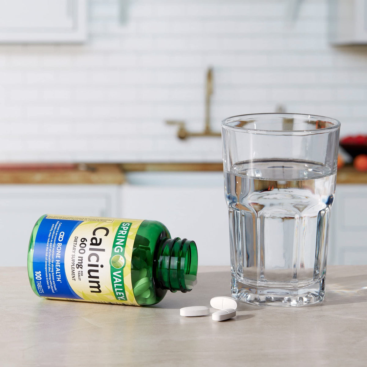 Tablette de calcium 600mg sur un fond blanc