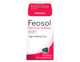 Tablette de Feosol fer ferreux près d'une boisson