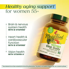 Tablette de MegaFood Multivitamines Femmes 55+ sur une surface blanche