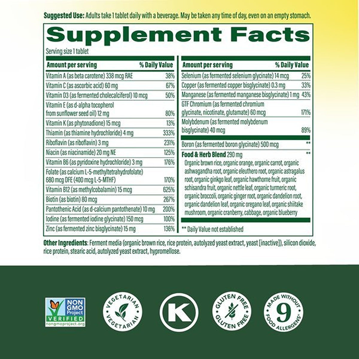 Tablette de MegaFood Multivitamines pour Hommes 40+ sur une surface en bois