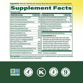 Tablette de MegaFood Multivitamines pour Hommes 40+ sur une surface en bois