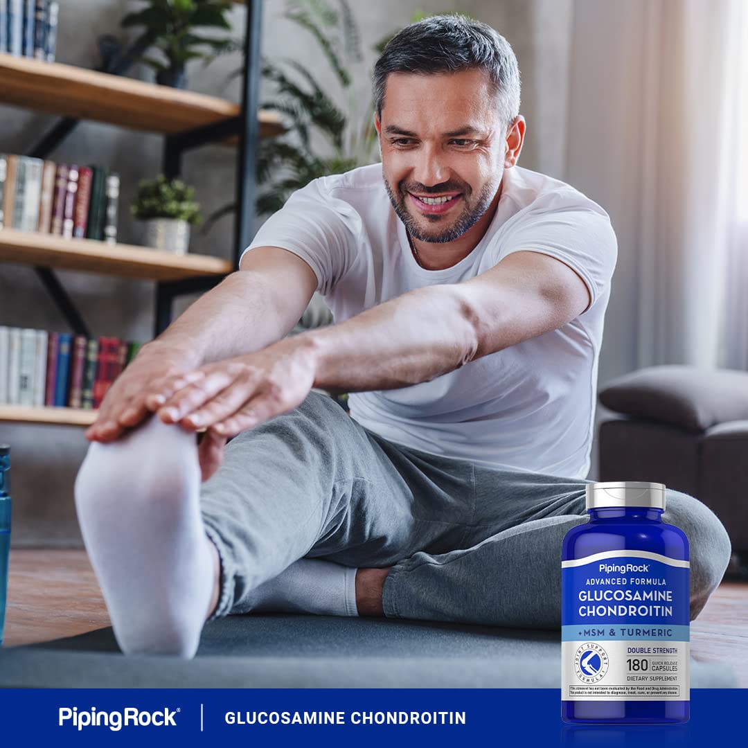 Tablette de Piping Rock Glucosamine Chondroitin MSM sur une table en bois