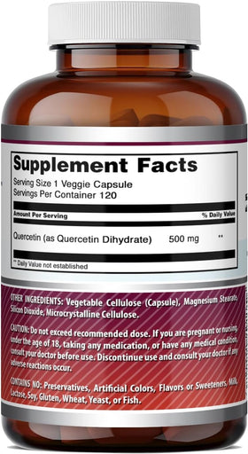 Tablette de quercétine 500 mg dans une main