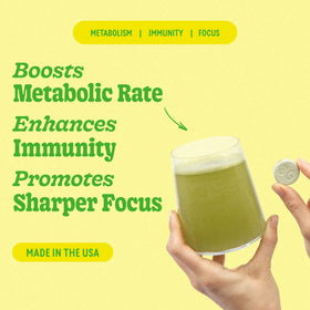Tablette effervescente 8Greens au citron vert dans un verre d'eau